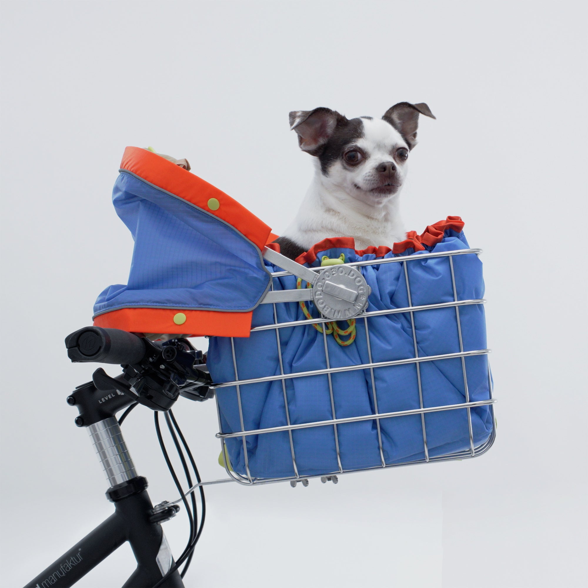 Hundefahrradorb vorne am Lenker mit kleinem Hund und Sonnendach