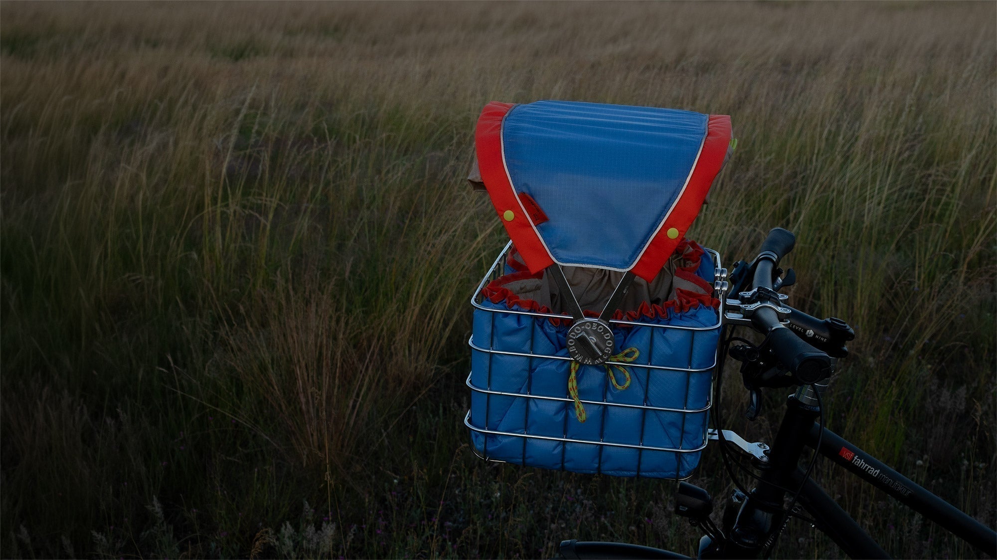 Hundefahrradkorb mit Sonnendach oder Sonnenschutz – was ist der Unterschied?
