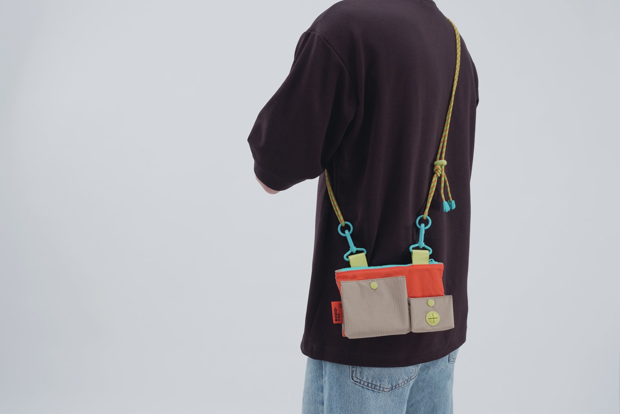 FastBodo Gassitasche mit Schultergurt getragen