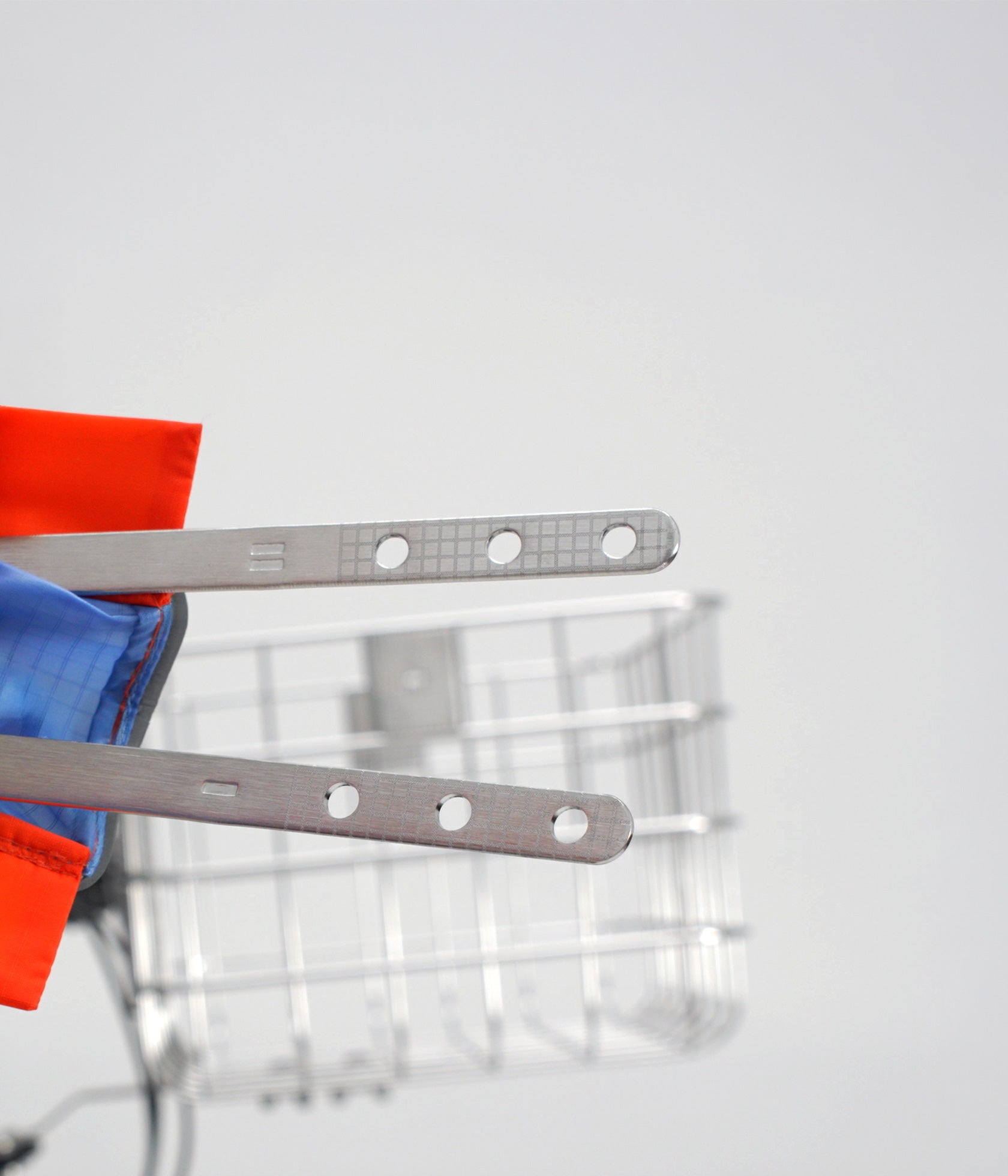 Höhenverstellung des FlyingBodo Hundefahrradkorbs in drei Stufen