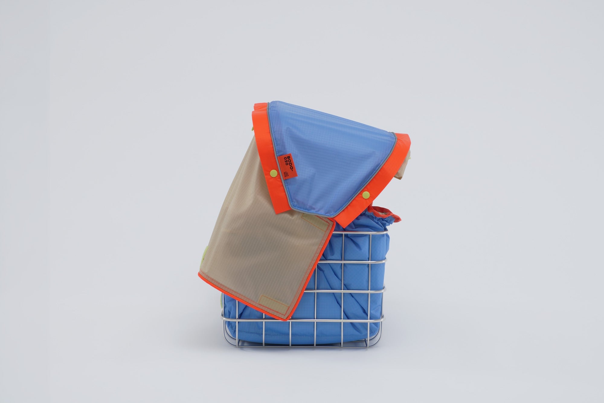 FlyingBodo Hundefahrradkorb mit halb geöffnetem Regenverdeck