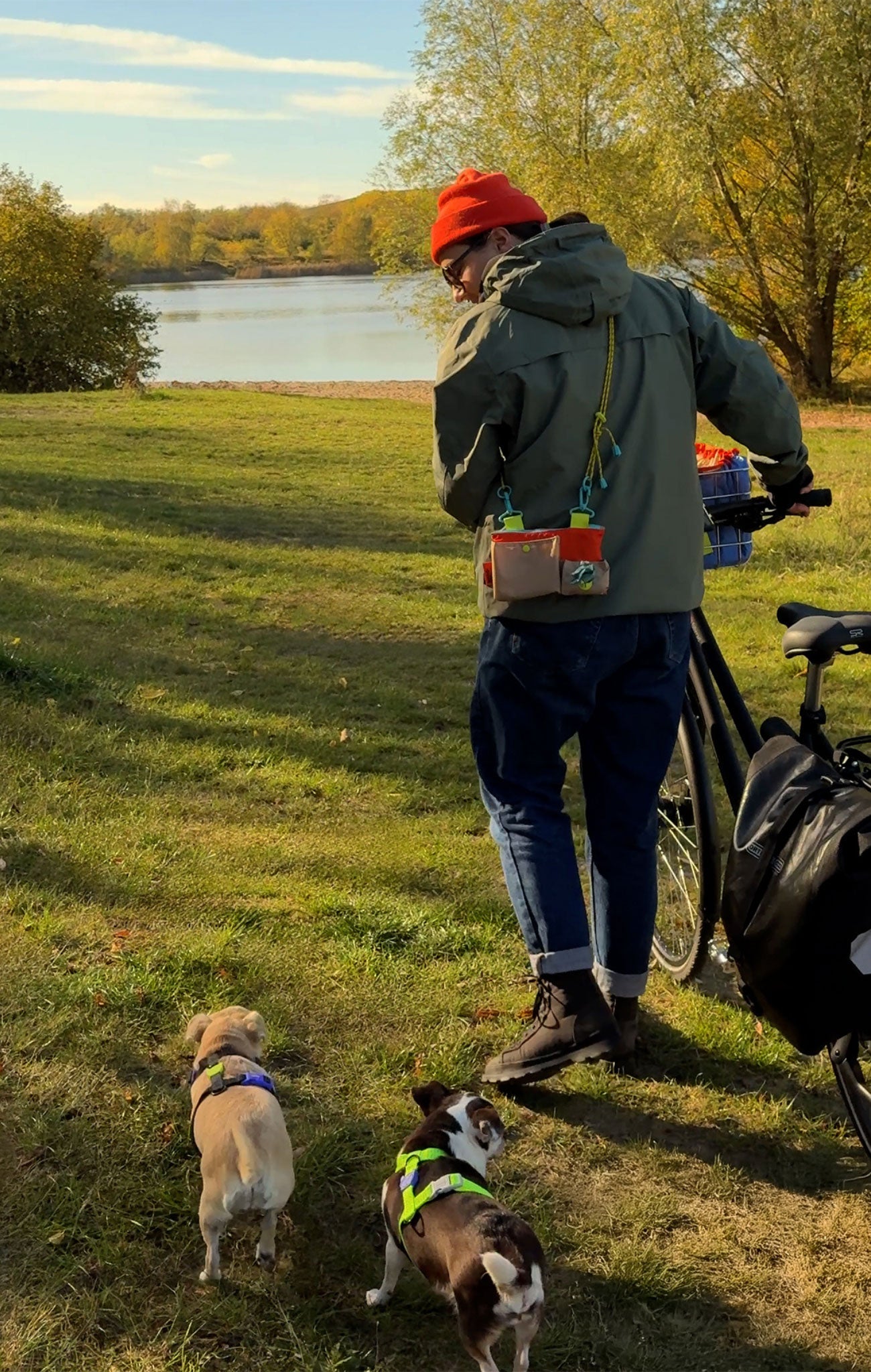 FastBodo Gassitasche beim Spaziergang mit Hund und Fahrrad